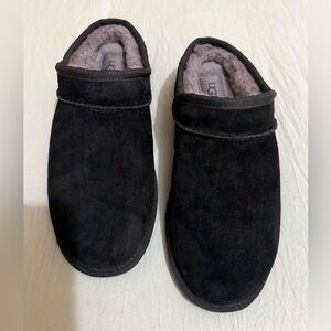 UGG  CLASSIC SLIPPERS in Black Suede Shoes